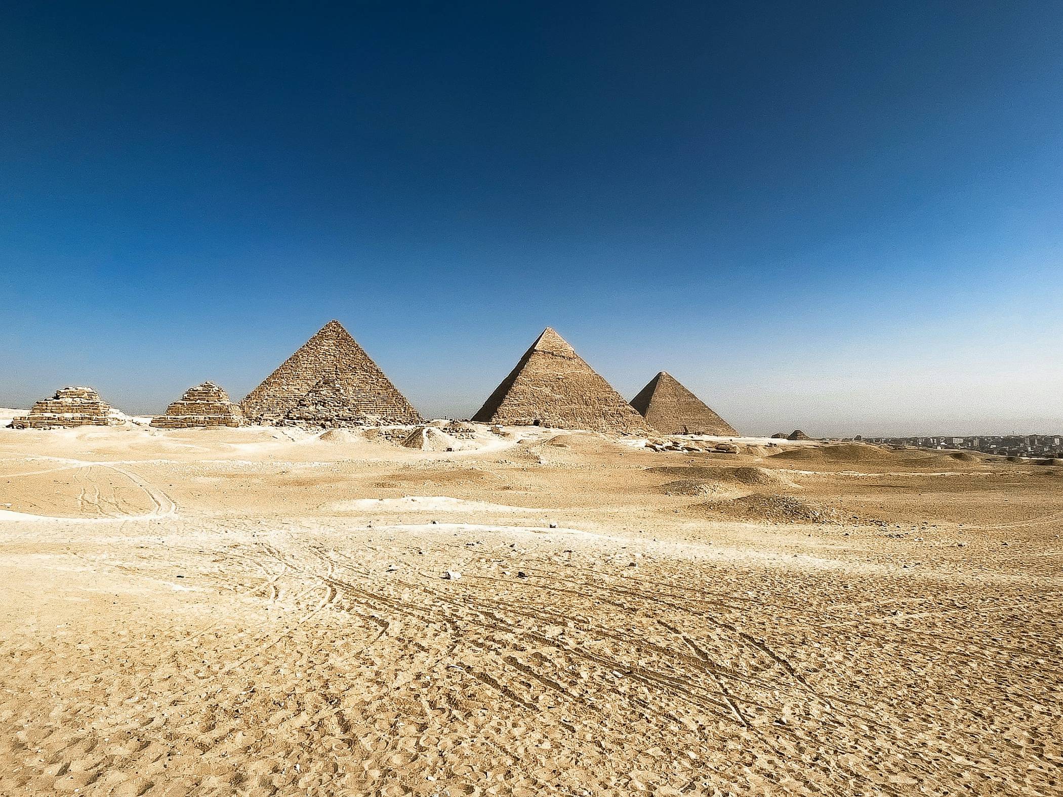 प्राचीन रेत की फुसफुसाहट: मिस्र के कालातीत पिरामिडों की यात्रा
