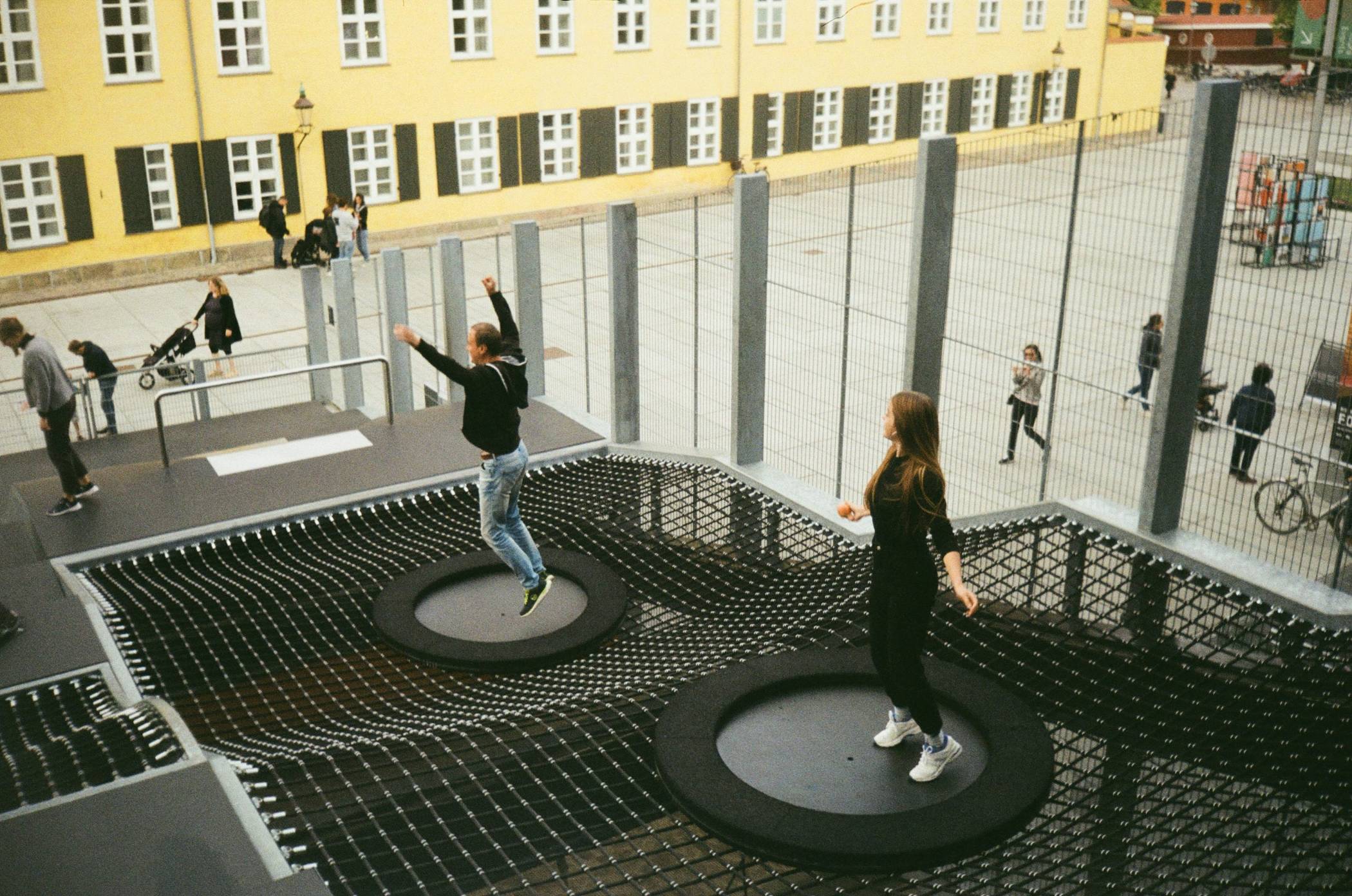 टॉप 15 ट्रैम्पोलिन पार्क – दुनिया के सबसे अच्छे ट्रैम्पोलिन पार्क